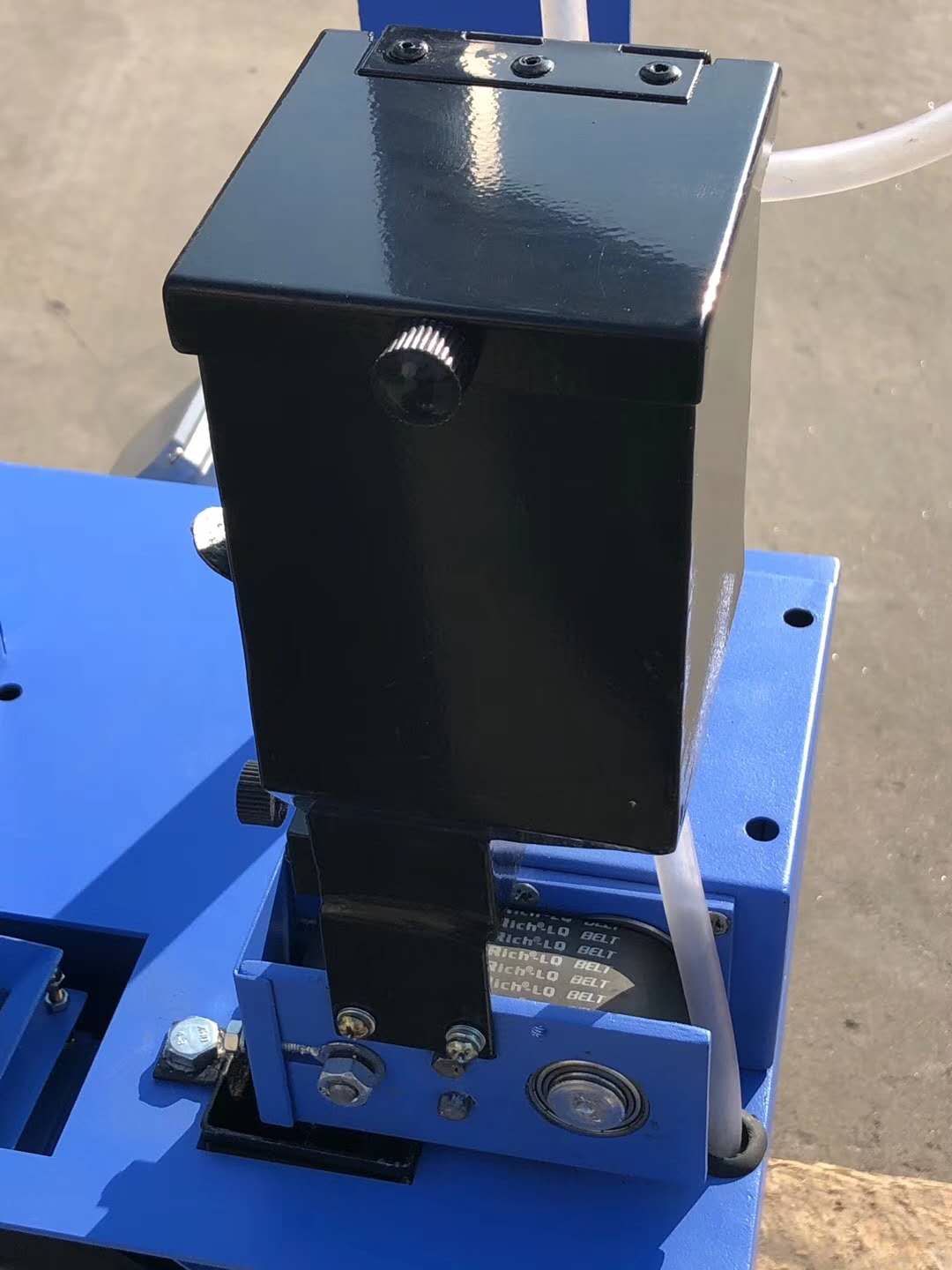 路面集料加速磨光机试件安装 橡胶轮的拆换(图2)